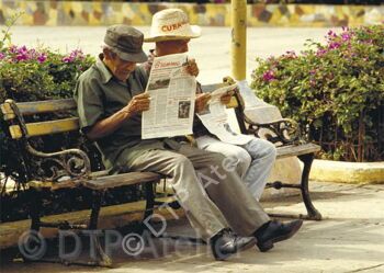 Postkarte «Zeitung lesen - Santiago de Cuba, 1989» aus der Reihe «Land+Leute»