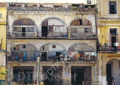 Postkarte «Wohnhaus - Plaza Vieja, La Habana, Cuba 1989» aus der Reihe «Land+Leute»