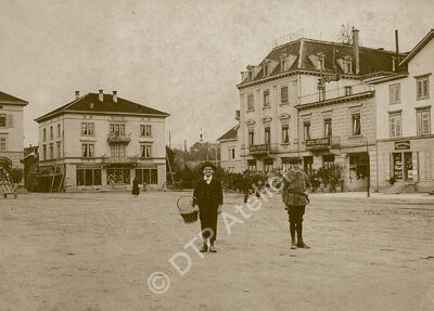 Postkarte - Bahnhofplatz Uster mit Blick auf das Hotel Usterhof, um 1900.
