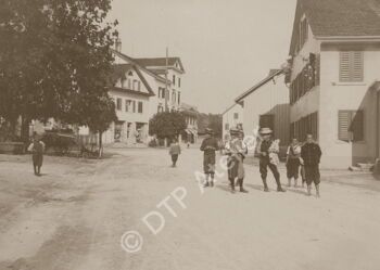 Florastrasse in Oberuster mit Blick in Richtung Aathalstrasse/Freiestrasse, 1910 Links hinten das ehemalige Restaurant Sonne an der Aathalstrasse 5