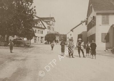 Florastrasse in Oberuster mit Blick in Richtung Aathalstrasse/Freiestrasse, 1910 Links hinten das ehemalige Restaurant Sonne an der Aathalstrasse 5