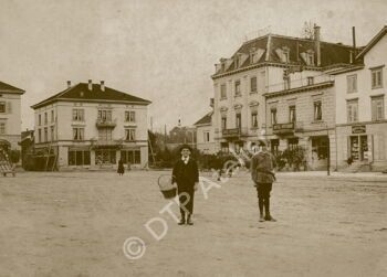 Postkarte - Bahnhofplatz Uster mit Blick auf das Hotel Usterhof, um 1900.