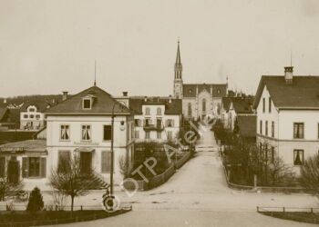 Blick auf die alte katholische Kirche, um 1905.