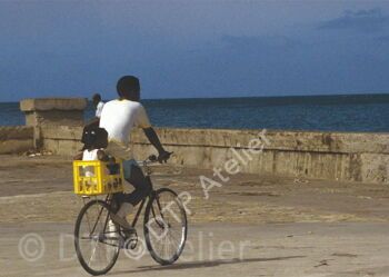 Postkarte «Velofahrer - Malecon, La Habana, Cuba 1989» aus der Reihe «Land+Leute»